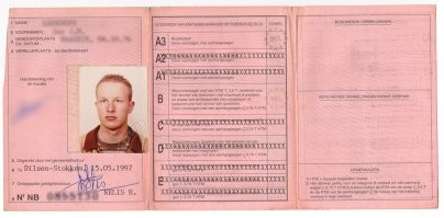 У нас тоже самое но на год и первый год обязан ездить с тем у кого есть нормальные права . А так да получил и на всю жизнь . Правда вот когда они на пластик переходили всех заставили по 14 евро заплатить и не многие еще поменяли а времени прошло с 2012 года . Раньше вот такие были мне их в 99 году просто так поменяли с казахских на постоянные бельгийские .