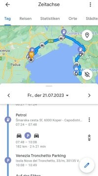 Я была этим летом, никакого амбре там не стояло. Ни разу не пожалела, что съездили, кстати поездка была спонтанной, потому что у нас в тот день дождь передавали. 
Площадь не впечатлила, дикий муравейник. А вот сама Венеция оставила хорошие воспоминания и впечатления, обратный путь пешком был значительно интересней дороги на площать на катере.