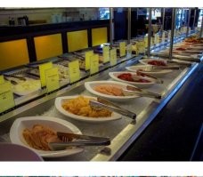 Первый раз слышу о том, что вок на вес, в китайских ресторанах он входит в бюфе.
И тем более "СО льдом", так как они лежат "НА льду", а не глыбы замороженные.