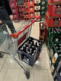 А как больно, забывшись, ударить голенью по этому "осеку для пива".
Лично я туда кладу упаковки с водой