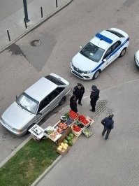 В Подмосковье местный житель заметил, как мигранты откупаются от полиции фруктами

Мужчина, живущий в ЖК, заметил под окнами вдруг появившуюся нелегальную торговую точку и вызвал правоохранителей.

Однако прибывшие полицейские не разогнали торговцев, а лишь побеседовали. Вскоре к машине правоохранителей подошел один из мигрантов с пакетом овощей и фруктов, после чего авто уехало.

Вот такое говно у нас происходит.