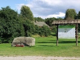 У нас на хуторе есть достопримечательность :) вот как она выглядит , даже таблички у дороги висят чтобы заехали посмотрели на это место :) Siliņupes akmenslaikmeta apmetne