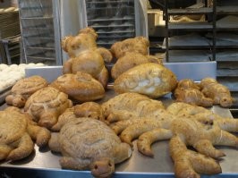 Мишки, крабы, черепахи, крокодилы...
Какoй только формы хлеб не пекут, лишь бы туристы купили.