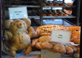 Мишки, крабы, черепахи, крокодилы...
Какoй только формы хлеб не пекут, лишь бы туристы купили.