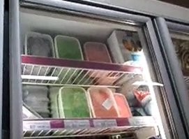 Я немного прифигел, когда в нашем магазине в продаже увидел ЗЕЛЁНУЮ рыбью икру рядом с красной и чёрной.
Покупать не стал. Побоялся.