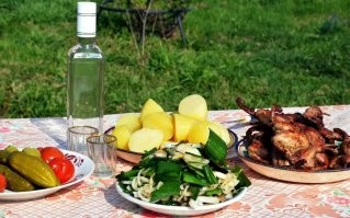 Всегда поражали такие люди, которые хвастались что могут бутылку водки винтом за раз выпить.  Да, это возможно. Но может и не прокатить,  если рвотный рефлекс не сработает, организм единовременно получит мощную дозу отравляющего вещества, и какой-нибудь орган (чаще всего сердце) может просто не справиться с токсикацией и прекратить свою работу, что без оперативного вмешательства медиков приведёт к смерти.  А можно мозг повредить - в прямом смысле повредить нейронные связи большим количеством неразбавленного спирта и допиться до слабоумия. Хотя, те кто залпом бутылку в себя опрокидывают, наверняка уже такое повреждение получили, судя по всему.
Пить надо по чуть-чуть, вдумчиво. обильно запивая и закусывая, в идеале на природе, и разбавляя приёмы какой-нить движухой, будь то танцы или иная физическая активность. И даже при таких вводных, в идеале знать свою меру и в какой-то момент либо сильно тормозить, либо начинать отказываться, иначе по утру могут быть тяжелейшие последствия. Я взрослый, практически 40 летний мужик 75 кг веса, я могу много выпить, но я знаю что моя доза, это за вечер под закуску и с компанией - это максимум 1 бутылка водки (и по утру мне будет хреновенько), а идеально  это грамм 300 и хорош, ты уже пьяный и весёлый, активный и говорливый, но ещё соображаешь нормально, и по утру не жалеешь о количестве.
*Ну за исключением рыбалки, там, в дали от цивилизации, на прохладном ветерке, с периодическими купаниями в водоёме, спиртное уходит бодрее, да и собственно тебе от туда идти уже никуда не надо и позориться перед посторонними не будешь - упал в свою палаточку и проспался как котик.
А все эти гусарства, которые я наблюдал среди своих знакомых. с выпиванием бутылки за раз, чтоб показать свою лихость - всегда заканчивались - либо заблёванным сан узлом, либо "гусар" через 15 минут потухал и уходил баиньки.. и то, приходилось его периодически проверять, чтоб он на бочку лежал и во сне не захлебнулся.  Даже пока я в универе учился, если кто-то порывался всех впечатлить, ему все говорили.. "Жора, уймись, мы понимаем что ты из Казахстана и сейчас нам, русским парням, покажешь как вы там умеете бухать - мы верим тебе на слово, вот не надо сейчас это доказывать никому, поставь бутылку, сядь ровно, с нами дамы."