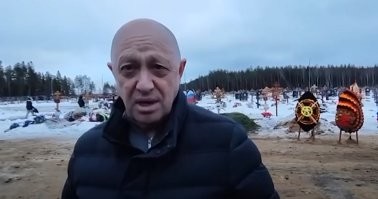 Байден решает много. Старенький, но его сын ворочает сотни миллионов и наверняка уже выхватывает миллиарды. У любого правителя свита, свита согласна и идет за ним, если все гворят одно - любой лидер прислушается. Если кто-то из свиты говорит, что всё не так, то он вдруг кончается.