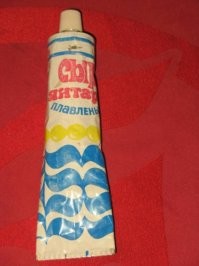 А чего тут удивительного   в майонезе  тюбике? Во многих странах так продают, и не только в Швейцарии и не только майонез. Еще во времена СССР сыр "янтарь" так продавался, и никого это не удивляло...