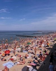 Знаете как озаглавили этот снимок?  Просто: "52 Августа Зеленоградск!))Осень"
 Так что бархатный сезон на Балтике тоже неплох.