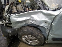 Вот что осталось от машины после дтп в городе. Кстати, наша машина стояла. Меня ,сидевшую сзади ,через багажник выкинуло на другую сторону дороги через две полосы. Только чудом отделалась ушибом ребер, а не намоталась на встречный бампер. А се потому ,что мы не успели тронуться и я замешкалась с сумкой, не успев еще пристегнуться. А так да. В городе ваапще безопасно ездить.