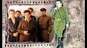 Оказывается, служба в армии ничего не определяет. Николай Расторгуев в армии не служил. Сергей Зверев,Тарзан и Батрутдинов - служили..