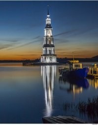 Колокольню Николаевского собора в Калязине давно уже облагородили. И на лодочках вокруг нее катают, и кораблики к ней подходят.