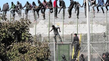 Доигрались в толерантность и человеколюбие. Теперь негры быстро превратят Европу во вторую Африку.