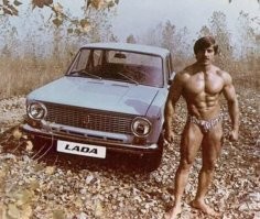 воспринимается эта реклама так, словно он этом машину руками в горку затолкал