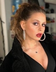 одноклассница моей дочки, на фото ей 12 лет с макияжем