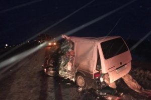 Как бы тебе  повежливее умник б...дь! )))) подсказать что масса 
Транспортер это 2.5 тонны а приора это 1 тонна разница в 2,5 раза. И то что приору смяло это естественный результат второго закона Ньютона. Если на месте приоры был КАМАЗ то результат был бы обратный. Так как импульс тела различается более чем в два раза.
Вот тебе для примера Б-Безопасность фольца против Камаза.