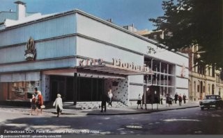 Знакомое место , мало что изменилось , слегка обшили и стекла поменяли .