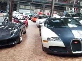 9. Покупатели Bugatti
Статистики выяснили, что средний покупатель Bugatti обычно имеет 84 машины, 3 частных самолета и яхту.

Могу подтвердить, да у моего Шефа дохрянище их ,и не только он даже Музей открыл с Кучай очень прекрасной сборкой автомобилей!
Тут вот мой Шеф встречался с Путином (стоит за Меркель) когда Мир ещё по спокойней был. В этот момент тогда выбежали с.у.ч.к.и с сиськами .

Музей: 
И кстати Феррари Шумахера урвал оригинальную 2000г, в которой Шумахер первый титул взял!