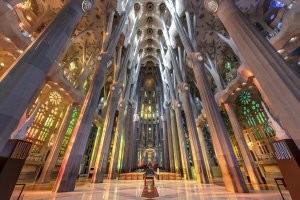 О Саграде Фамилиа. Там и так все основано на природе, Гауди именно природу брал как самое главное. Колонны - лес, двери в листьях, фрукты и животные во всех элементах - да там практически все связано с природой. И рисовать поверх этого еще больше - просто дурной вкус.