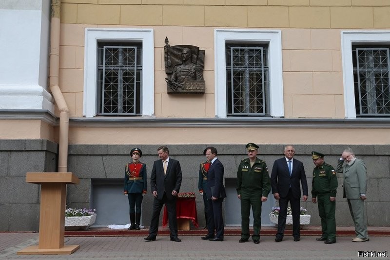 Мне нет дела до "некоторых народов", я считаю, что Мединский, прежде всего, враг русского народа. Никаких его учебников в России быть не должно, а сам он должен пойти под суд за реабилитацию фашизма.
