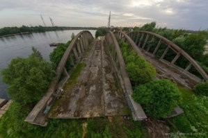 Старый Володарский мост (фото 23) до сих пор существует. Правда вот в таком виде.