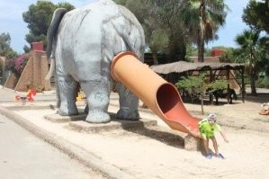 Дворовый ЖЭК-арт, который ночью может прилично напугать