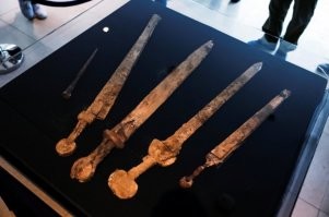 Да . выложат , как есть . 
Сохран там конечно запредельный . Солёный и сухой климат всё консервирует . Судя по тому где и как они были спрятанны влажности они вообще не знали .