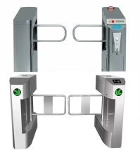 Острые грани там есть. Но осколки мелкие и не могут нанести больших повреждений. 

Но вот если бы тому ребёнку, осколок в глаз прилетел... 

Когда я в прошлой, подобной теме, откомментировал, что это глупость, такие дверцы делать, меня так заминусили, как будто дизайнер этих турникетов всех своих друзей-дизайнеров позвал. 

Хотя существуют турникеты с дверцами, которые не бьются.