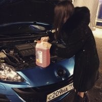 "Выхожу из авто магазина, смотрю, девушка масло в машину заливает. ВСЁ думаю, женюсь. Присмотрелся, а нет, она его в бачёк омывателя заливает."