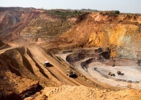 что то с трудом представляю "беспилотность" в карьере.  Скорей, "удаленное управление". Для урановых рудников норм.  
По городу то сложно пока ездить.