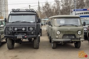 Господи. Создайте нормальную, надёжную, ремонтопригодную и с адекватной стоимостью машину. Не надо электрокаров,  сделайте на газу.. его ж много в стране. Или нормальный бензин\двигатель - доведите до ума существующий, или скопируйте существующий хороший иностранный (один фиг, санкции действует и ничего за это не будет). Сделайте просто качественный автомобиль,  объявите конкурс среди дизайнеров на корпус красивый, чтоб блевать не хотелось..  за приз в 1000 уе, вам сотни вариантов пришлют под ваше шасси, как из алюминия, так и из жести, так и из композитных материалов. Поработайте в подобном ключе над салоном и эргономикой. Не надо супер хайтека и плазменных дисплеев по всем салону, просто пускай он будет плюс минус современным и удобным. Вот, в  этом направлении работать надо, люди будут покупать и гордиться за отечественный автомобиль.. если машина будет стоить не заоблачных денег, отдавать в кредит при господдержке, иметь приличный запас  хода и прочности, будут СТО и детали к неё доступны по всей стране. Такого производителя на руках народ носить будет.  
Ещё проще - уже существующую машину довести до ума.  Буханку (452) доработайте - большая часть людей СНГ её эксплуатируют за городом и для народных нужд.  В интернете тысячи вариантов её кустарных модернизаций (выбирайте что нравится и делайте либо в стоке, либо как дополнительные опции от завода предлагайте). Киньте только клич, вам народные умельцы за скромную премию - сами всё принесут и чертежи , и схемы крепления и материалы изготовления итд. Кузов нормально оцинкуйте чтоб не сгнивала за пять лет, двигатель и подвеску просто современные поставьте, салон переработайте, и сделайте конфигурируемым, чтоб можно было задний отсек самостоятельно переделывать снимая и устанавливая то что надо на пазы в полу, новую оптику, колёса - и по мелочам.. Вложения - копеечные. Машина то  хорошая, но уже старая, и производится с забиванием болтов на всякие ГОСТ-ы..  чуть чуть качество повысить и подтянуть начинку до современного уровня - будет убер популярный автомобиль,  с низкой ценой  для родного чернозёма.  
Но нет, каждый год, выскакивает очередной Фоменко или Прохоров или ещё какой "непризнанный гений автостроения" и кричит что сейчас забацает для россиян супер-мега машину, убийц тесла и ламборгини.  НЕ НАДО. Сначала сделайте обычную нормальную,  а потом уже скромно пытайтесь лезть в какой-то люксовый сегмент или в  электрички (на мой взгляд это просто временная популярность).
Иначе всё это просто попытка попила бабла на гос заказе.. мол, "Мы готовы создать нечто такое,  прям круче всех... дайте денех." По итогу, даже грёбанный АвтоВаз,  после стольких лет и вложений не может ничего достойного предложить... ну,  там проблема в другом: в назначенцах, бюрократах и попилах.
Читаешь такие новости и сразу хочется сказать - Вот не надо мне тут заявлять, что вы сделаете гоночный мотоцикл Сузуки.. сделайте сначала хороший велосипед Аист, посмотрим на что вы способны.