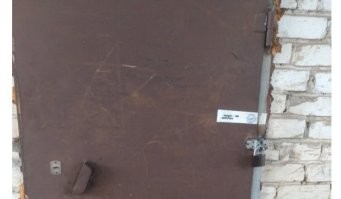 Вполне приемлемое решение, когда дверь пришлось срезать с петель (видно на фото), а сварки рядом не оказалось.