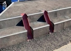 >>> 13. Бонус за безумный трюк

Непонятно расстояние между швеллерами, но по ним всяко удобнее закатить/скатить сумку-тележку, коляску или подобное колесное средство, чем по ступеням.