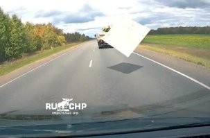 Хорошо, что асфальт сухой, могло и развернуть во время манёвра!