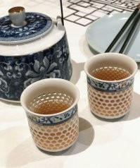 Они тут есть, просто они из прозрачного стекла.