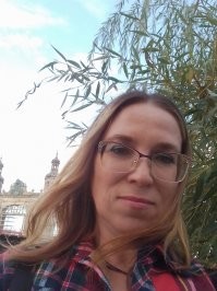 Насчёт косметики полностью согласна. Большинство средств макияжа и типа ухода прос о уловки маркетологов для получения доходов. Я вообще не пользуюсь штукатурками. Немного теней, тушь, помада. Умываюсь водой и мылом.  Вот я в мои почти 50 лет.