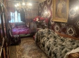 На диване деда накрыли, чтоб не отсвечивал на фото?