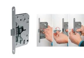 С замками у меня аналогично. А какой смысл снимать, если любому человеку, ориентирующемуся в пространстве понятно что этот замок нельзя перевернуть целиком, по описанным мною выше причинам. Производители предусматривают три типа смены направления язычка, один со снятием, и два без снятия, смотри фото ниже.