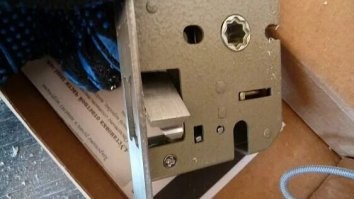 С замками у меня аналогично. А какой смысл снимать, если любому человеку, ориентирующемуся в пространстве понятно что этот замок нельзя перевернуть целиком, по описанным мною выше причинам. Производители предусматривают три типа смены направления язычка, один со снятием, и два без снятия, смотри фото ниже.