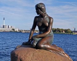 Русалочке тоже немало достаётся. То трусы нарисуют, то голову отвинтят. И там не был Вася.