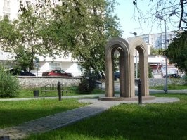 Памятник погибшим в "Хромой лошади" в Перми. На нем выбиты имена всех погибших.
На заднем плане то, что было этой самой лошадью. Пристройку ту снесли и построили новую. Теперь там Сбербанк и МФЦ "Мои документы". 
Был в Перми в командировке и ходил посмотреть.