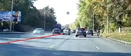 Тут и гадать не надо - удар произошёл на встречке!