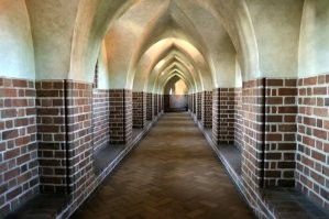 Ну вот это более впечатляющий толчок. На первом снимке башенка на переднем плане. Да, таки это туалетик. Рыцарей крестоносцев. Внутри вот так было. (второе и третье фото) А вот это коридорчик к туалетику. Ну не под дождём же во двор бегать... Рыцарям сие невместно.)))   И раз это рыцарская крепость, то всё должно быть полезно и помогать обороне. А тут опять же пока свою думу думаешь, вдруг врага приметишь и в него, супостата тем самым чем надумал.))) Отлично же! 
 Да и в замках вообще любили ср.ть с высоты. Лорды же. Модно опять же. Ну и чтобы холопы не прохлаждались и приборочку снизу шуршали.