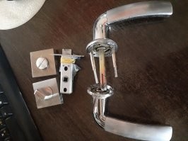 Ну вот нахрена умничать, если ты не в теме?! То, что ты сфоткал, это старый дешманский замок совкового образца для входной двери. Про него речь не идёт.  На снимке замок-защёлка межкомнатных дверей современного образца. Не дешевый, кстати.  Так вот у него нихрена не переворачивается, а сторона закрытия меняется переворотом самого замка, как я ранее и говорил. Ну чтоб ты уж окончательно угомонился, вот фото этого замка(ручки только другого дизайна).  Производитель - APECS: