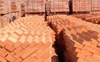 Девушка еле спаслась от быка на корриде в Испании