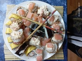 Мой муж готовит отменно. А подача - за мной)) эстетику наведем, было бы в чём!)) на фото блюда японской и корейской кухни.