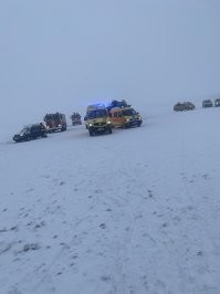 Пару лет назад полетел в Латвию на НГ и самолет кружил то над заливом то над ригой и кружил часа 2 , наверное топливо вырабатывал а потом вот такая вот посадка , в самолете так же холодно было что пришлось опять куртку одевать .