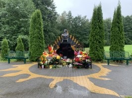 Ровно месяц назад там останавливался , если честно не хотел но сын попросил посидеть посмотреть на то место на повороте , я там летом часто бываю то по грибы то на рыбалку на ридали так и там установили стенды с фотками именно этого места где он любил рыбачить .