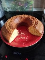 Умею и люблю готовить, могу приготовить множество различных блюд, но без настроения готовить не буду, вкусно не получится. С подачей не сильно заморачиваюсь, я дома, а не в ресторане. На фото апельсиновый кекс на сметане, испёк для внучки