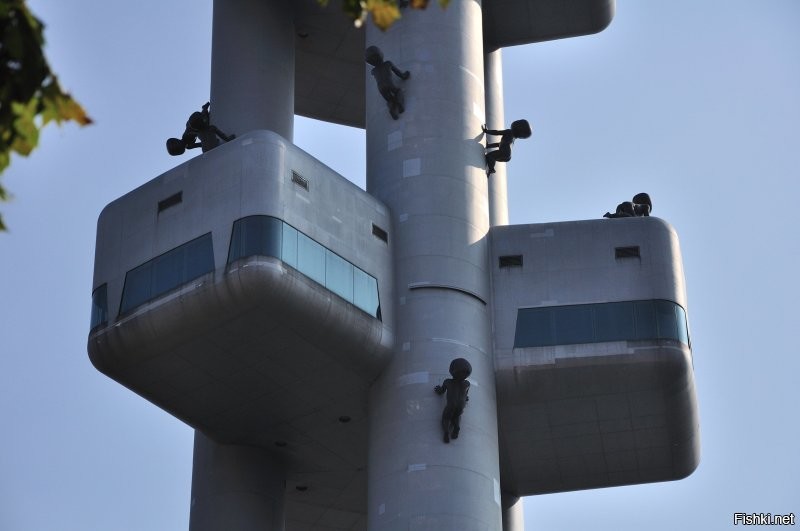Это в Праге, автор – Давид Чёрный. Такие же младенцы украшают башню телецентра.